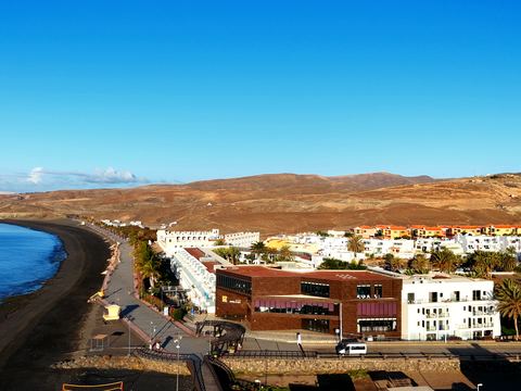 La playa y el pueblo