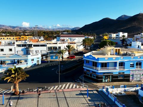 El paseo marítimo y las montañas