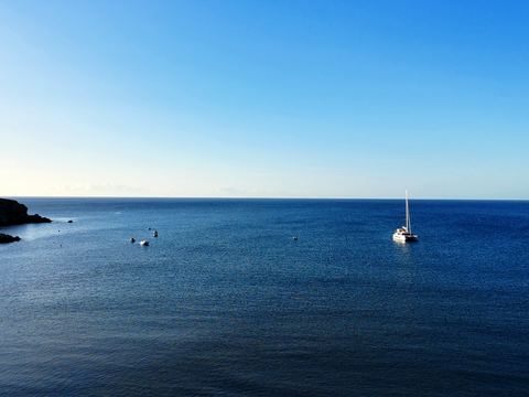 El mar en calma con un velero