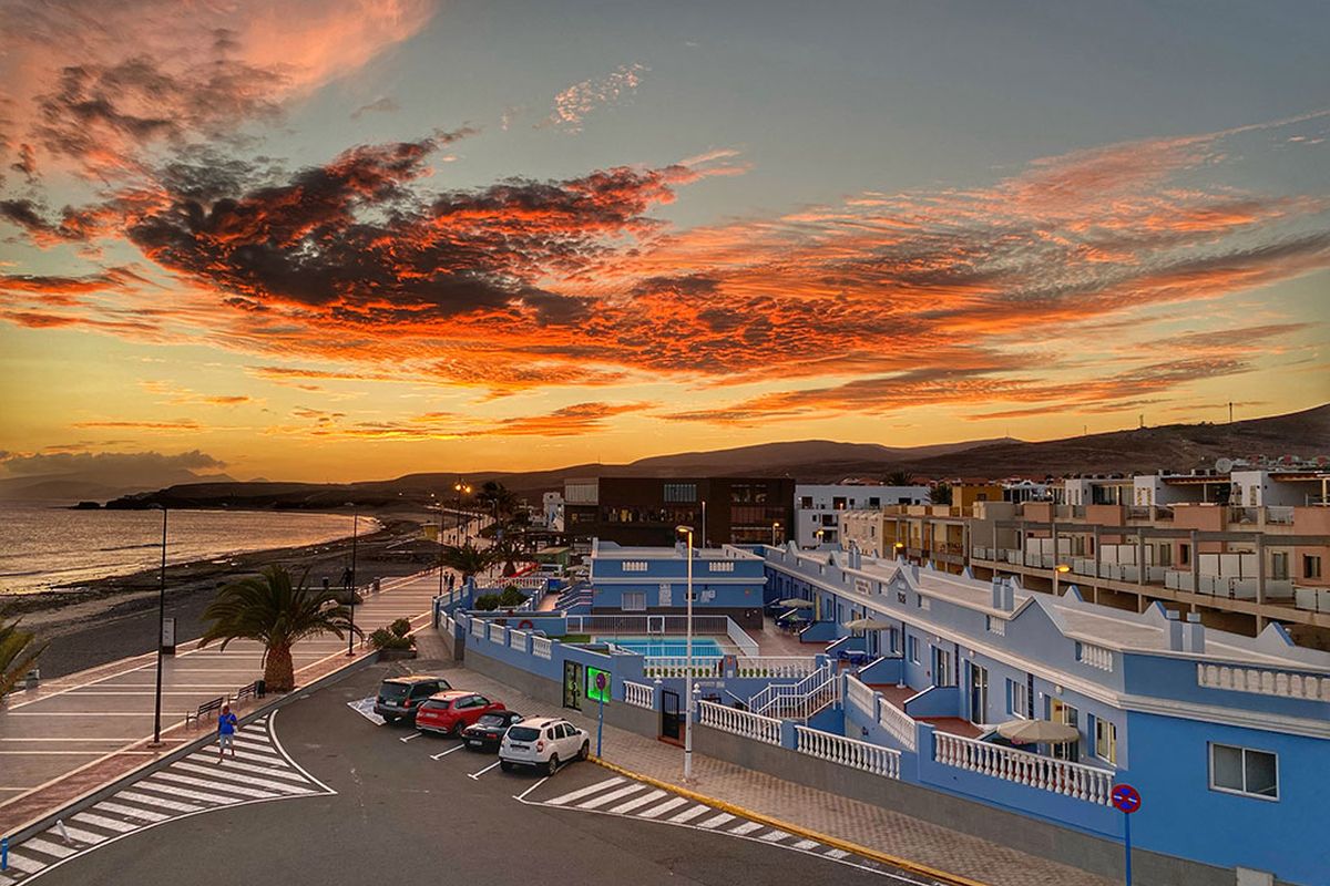 Atardecer sobre la playa de Tarajalejo y los apartamentos