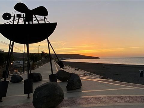 Escultura del paseo al atardecer
