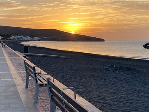 Paseo marítimo al amanecer