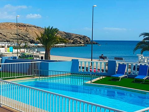 Piscina de los apartamentos frente al mar